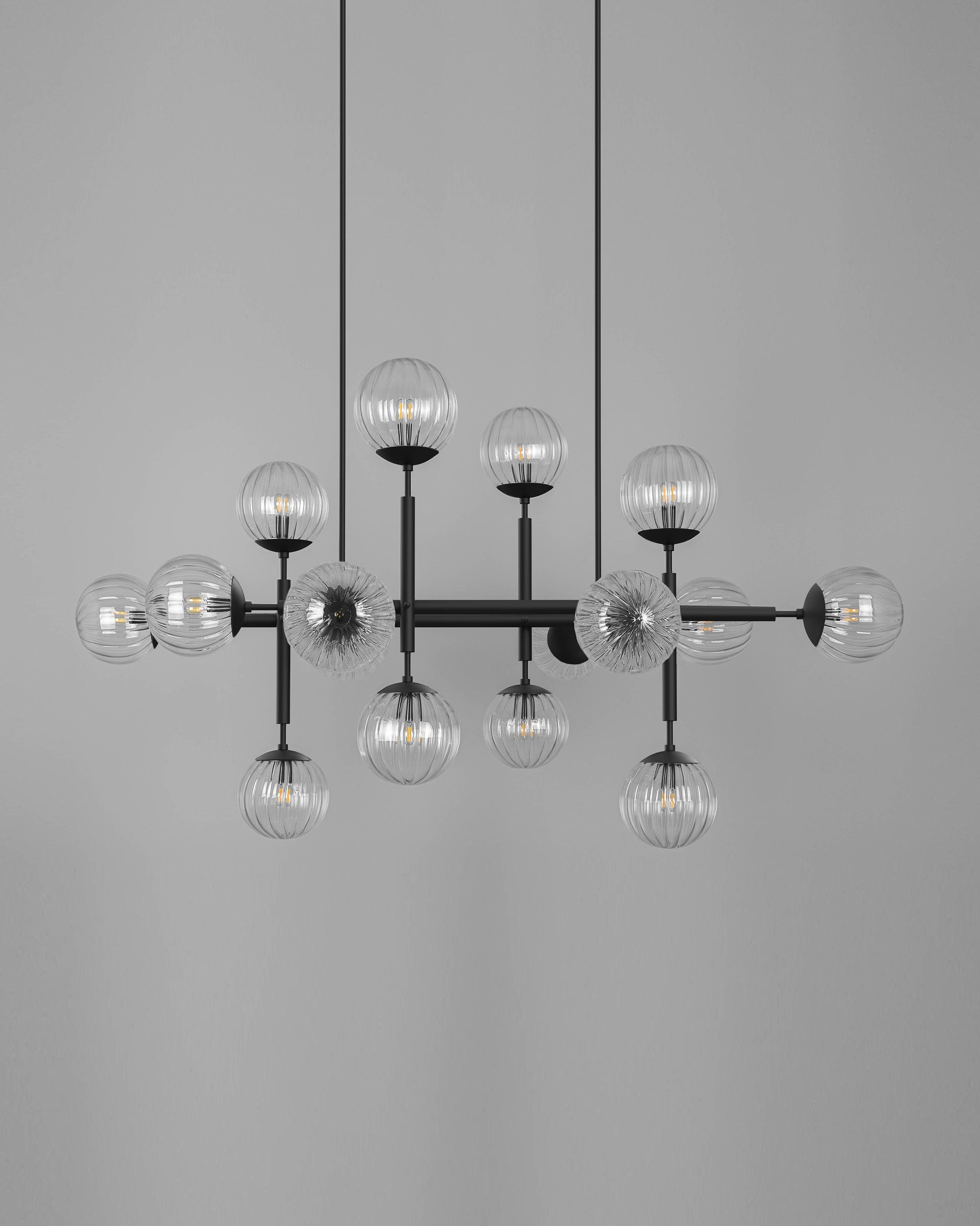 Schwung Riegel Globe Chandelier